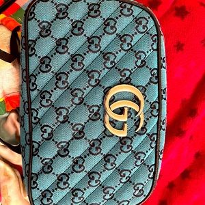 Gucci purse crossbody never worn got in Puerto Rico at the Gucci store